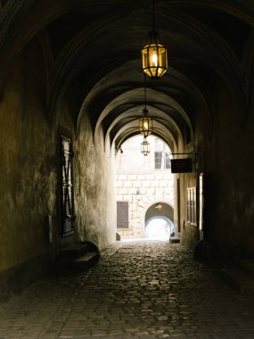 Dar karanlık sokak sokak lambaları tarafından aydınlatılmış. Taş kaldırım eski şehir Cesky Krumlov, Çek Cumhuriyeti