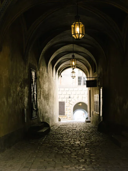 Wąskie Ciemnej Ulicy Oświetlone Przez Lampy Uliczne Kamień Bruk Starym — Zdjęcie stockowe