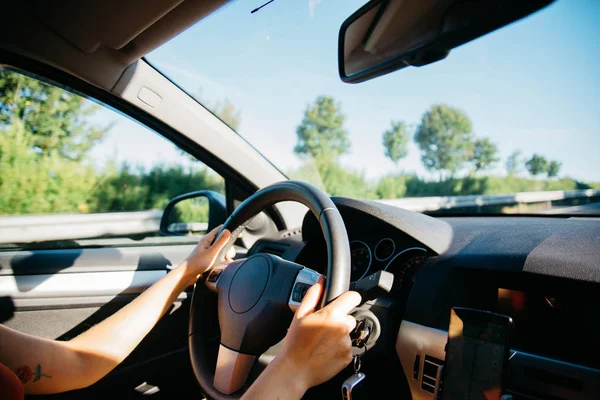 Close Uma Jovem Mulher Mãos Dirigindo Carro Foco Seletivo Nas — Fotografia de Stock