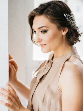 Öğe, dikey, genç güzel kadın şık makyaj ve saç modeli ile doğal ışık