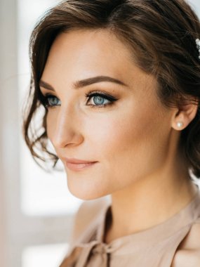 Öğe, dikey, genç güzel kadın şık makyaj ve saç modeli ile doğal ışık