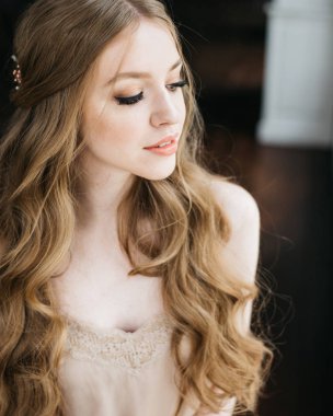 Öğe, dikey, genç güzel kadın şık makyaj ve saç modeli ile doğal ışık