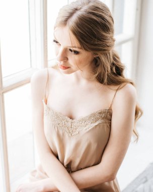 Öğe, dikey, genç güzel kadın şık makyaj ve saç modeli vasıl belgili tanımlık pencere ile doğal ışık