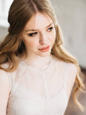 Öğe, dikey, genç güzel kadın şık makyaj ve saç modeli ile doğal ışık