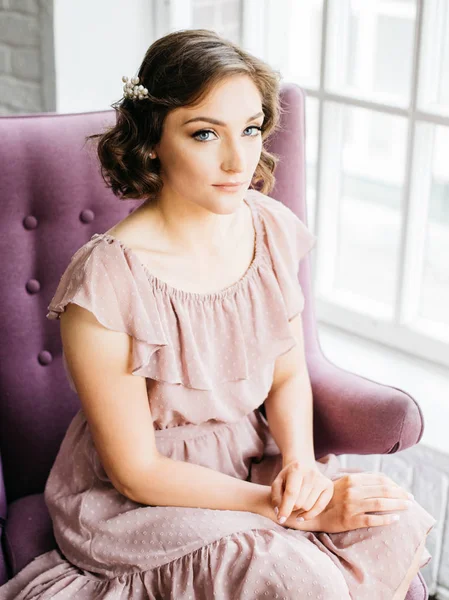 スタイリッシュな化粧とウィンドウで髪型のピンクのドレスの若い美しい女性の自然光の肖像画 — ストック写真
