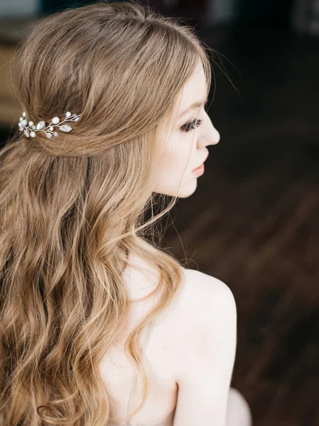 スタイリッシュなヘアアクセサリーで飾られた美しいヘアスタイルでかなり若い女性の自然光の肖像画 — ストック写真