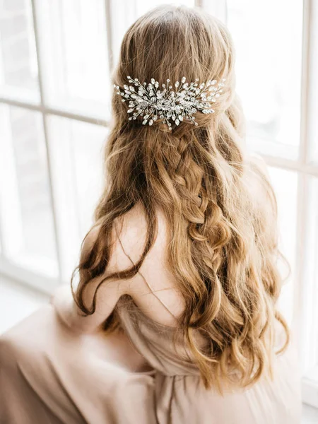 スタイリッシュな髪アクセサリー 背面ビューで飾られた美しいヘアスタイルでかなり若い女性の自然光の肖像画 — ストック写真