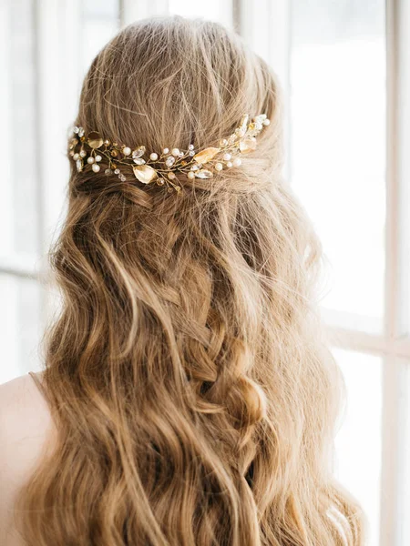 Retrato Com Luz Natural Mulher Bonita Com Penteado Bonito Decorado — Fotografia de Stock