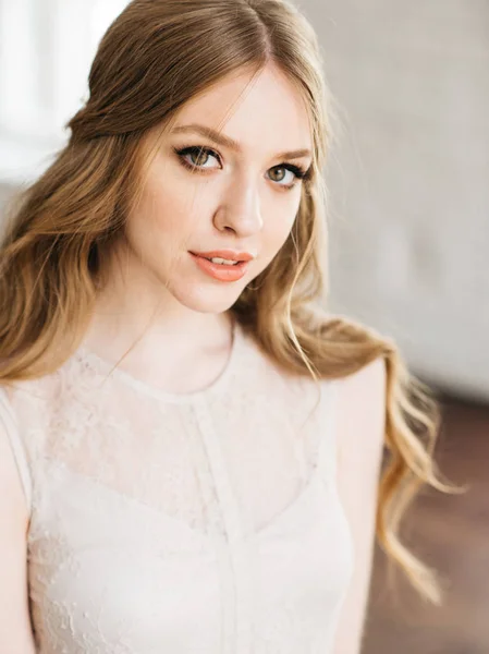 Retrato Com Luz Natural Jovem Mulher Bonita Com Maquiagem Elegante — Fotografia de Stock