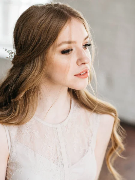 Retrato Com Luz Natural Jovem Mulher Bonita Com Maquiagem Elegante — Fotografia de Stock