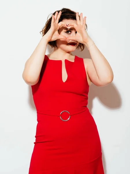 Озил Плюс Размер Женщина Ярко Красном Платье Смотрящая Камеру Делающая — стоковое фото
