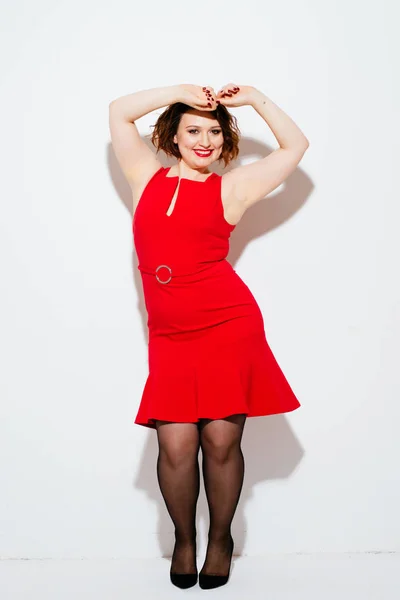 Весела Плюс Розмір Жінка Червоній Сукні Тримає Руки Вгору Дивиться — стокове фото