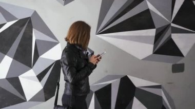 Açık havada yürüyüş bir cep telefonu olan kadın
