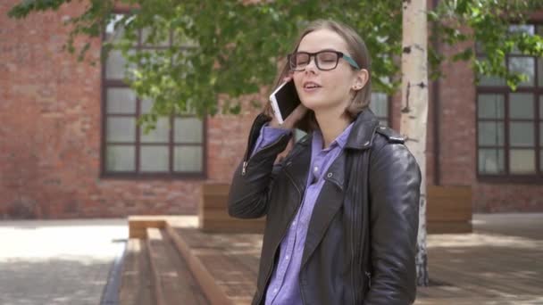 Jonge Vrouw Praten Telefoon Buitenshuis Glimlachen Mooie Jonge Kaukasische Vrouw — Stockvideo