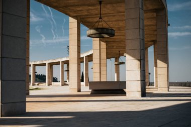Güzel çatılı geçit görünümünü çimento ayağı ile desteklenen ve Montjuic, Barselona Olimpiyat Parkı güneşli günde yer alan