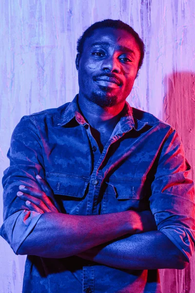 Afro Amerikai Férfi Állandó Fal Kezek Keresztbe Mellkasát Színes Fényreklámok — Stock Fotó