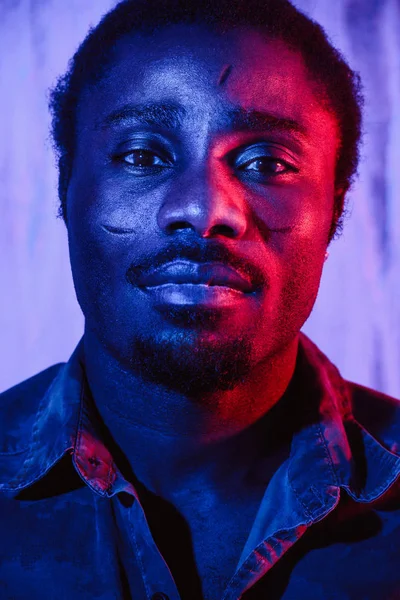 Vista Perto Homem Afro Americano Com Cicatrizes Iluminação Néon Colorido — Fotografia de Stock