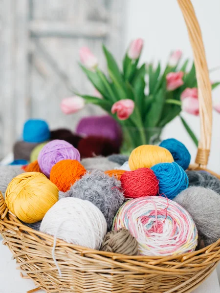 Color Yarn Knitting Knitting Needles Basket Colorful Yarn Pink Tulips — Stock Photo, Image
