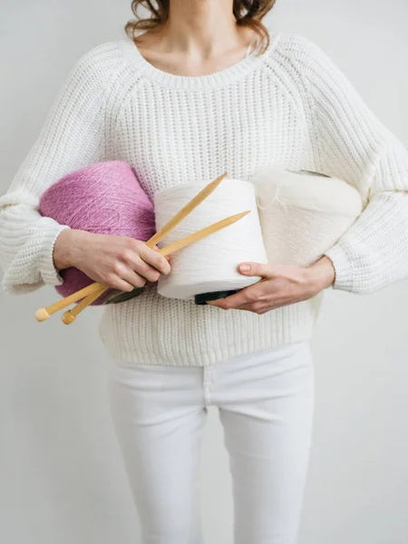 Ganska Ung Kvinna Med Stickning Trä Nålar Och Ullgarn Vitt — Stockfoto