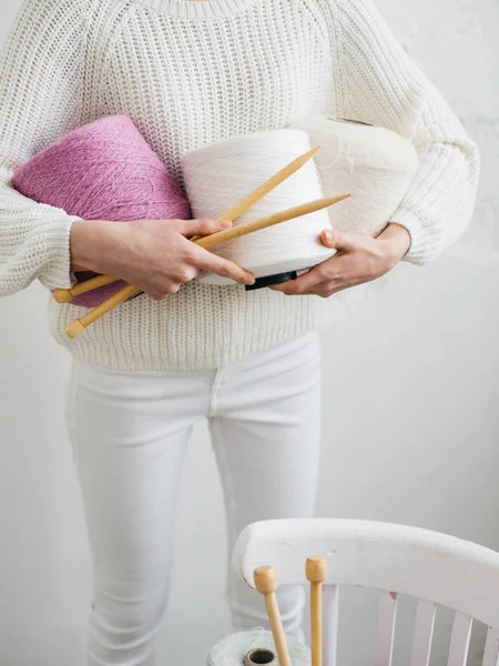 Pretty Young Woman Knitting Wooden Needles Wool Yarn White Pink — Stock Photo, Image