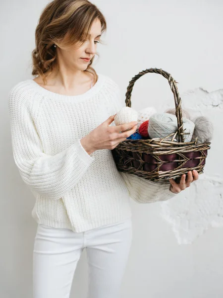 Pretty Young Woman Knits Woolen Clothes Girl Knitting Needles Wool — Stock Photo, Image