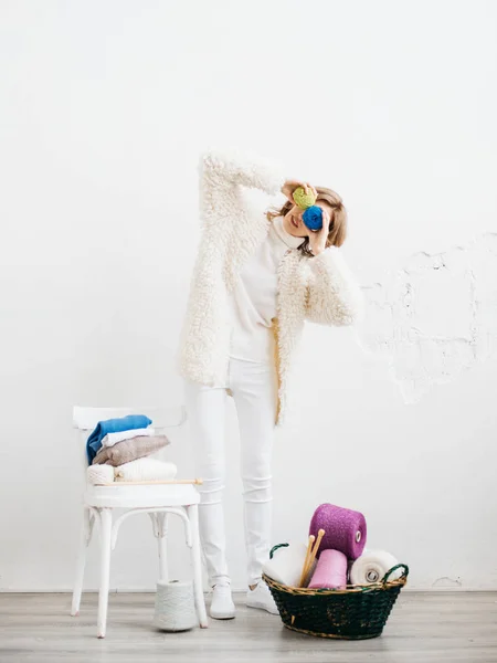 Pretty Young Woman Has Little Fun Girl Wool Yarn Knitting — Stock Photo, Image