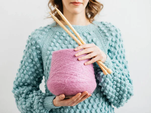 Pretty Young Woman Knits Woolen Clothes Girl Knitting Needles Wool — Stock Photo, Image