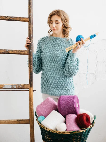 Pretty Young Woman Knits Woolen Clothes Girl Knitting Needles Wool — Stock Photo, Image