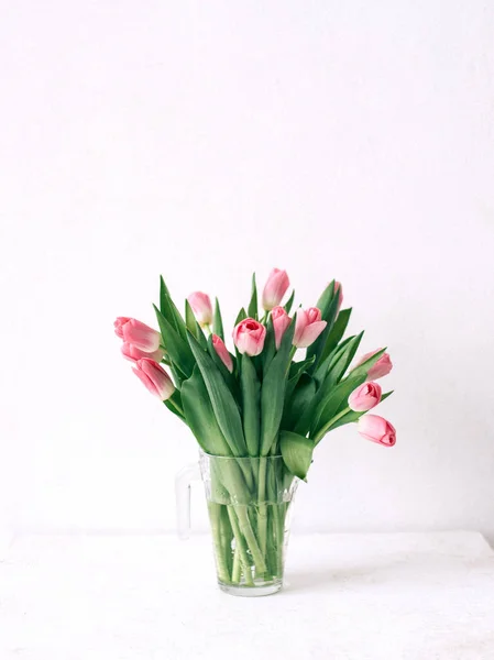 Tulipán Květy Kytice Bílém Stole Proti Bílé Zdi Denním Světlem — Stock fotografie