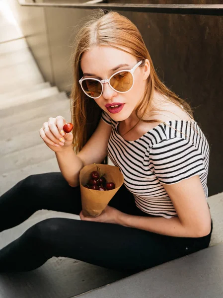 Young Beautiful Woman Sunglasses Eating Fresh Cherries Outdoors Sunny Summer — Stock Photo, Image