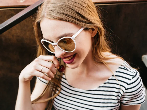 Ung Vakker Kvinne Solbriller Som Spiser Ferske Kirsebær Utendørs Solfylte – stockfoto