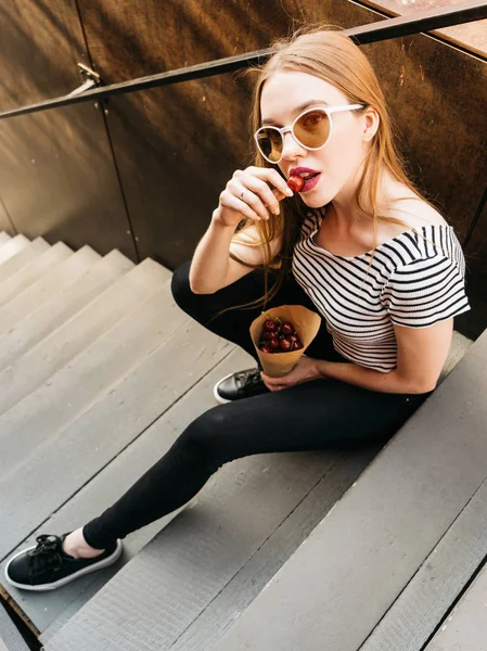 Young Beautiful Woman Sunglasses Eating Fresh Cherries Outdoors Sunny Summer — Stock Photo, Image