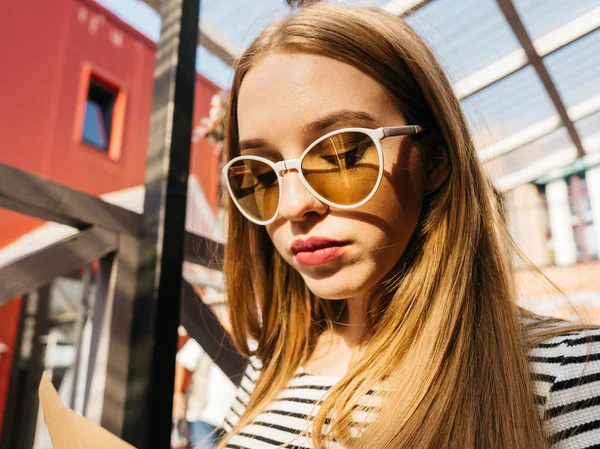 Retrato Mujer Joven Casual Moda Ropa Negra Gafas Sol Con — Foto de Stock