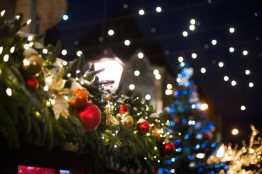 Noel şenlikli süslemeleri. Noel ağacı parlak garland ve oyuncaklar tarafından dekore edilmiştir