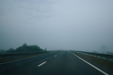 Sisli sabah erken asfalt boş karayolu 