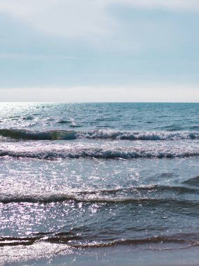 Güneşli bir gün suda dalgalı derin deniz