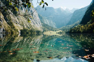 Göl Obersee doğal Ulusal Park Berchtesgadener. Güzel Camgöbeği mavi su Gölü tarafından kapsanan Obersee, güneşli sonbahar bir günde, Bavyera, Almanya bırakır. 