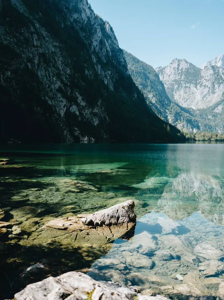 Lago Obersee Cénico Parque Nacional Berchtesgadener Lago Montanhas Com Floresta — Fotografia de Stock