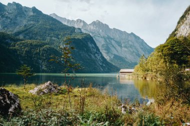 Göl Obersee doğal Ulusal Park Berchtesgadener. Geleneksel ahşap tekne ev göl ve dağların yeşil orman, Bavyera, Almanya ile kıyısında. 