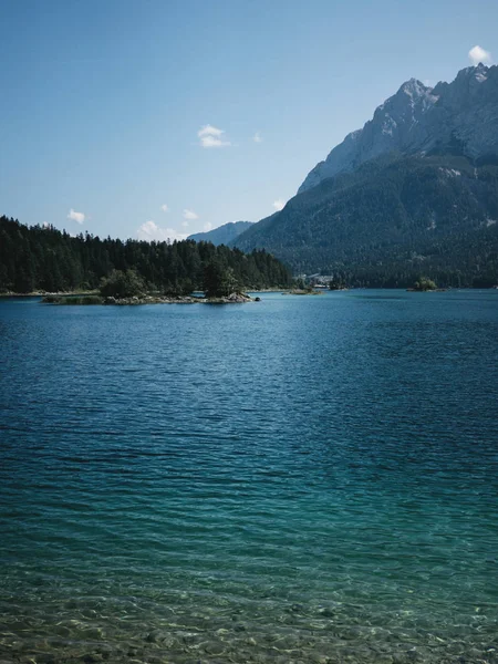 Majestosa Paisagem Alpina Com Lago Eibsee Contra Montanhas Bela Manhã — Fotografia de Stock