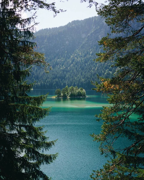 Majestátní Alpská Krajina Jezero Eibsee Proti Hory Krásné Slunečné Ráno — Stock fotografie