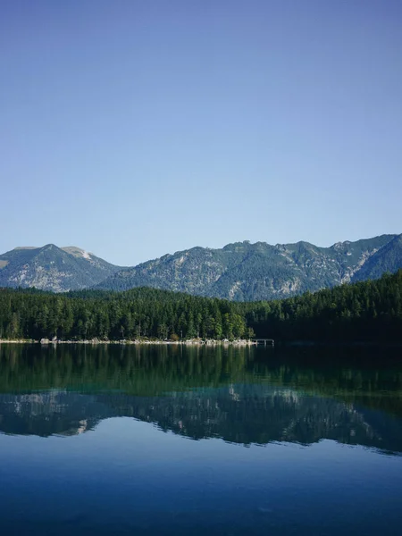 Paisagem Alpina Com Lago Eibsee Contra Montanhas Bela Manhã Ensolarada — Fotografia de Stock