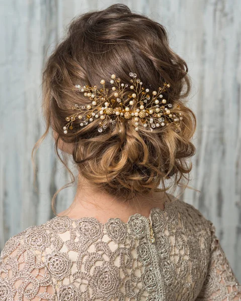 Κοντινό Πλάνο Εικόνα Όμορφο Χτένισμα Διακοσμημένο Χρυσό Beaded Λαμπερά Μαλλιά — Φωτογραφία Αρχείου