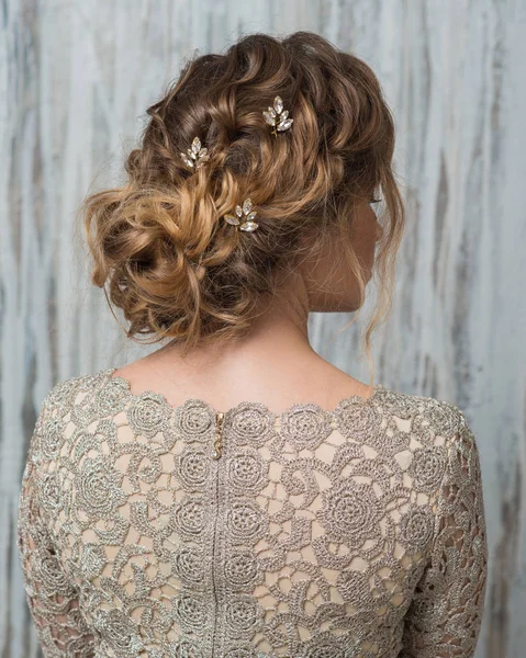 Γυναίκα Πανέμορφο Hairstyle Διακοσμημένο Λαμπερά Μαλλιά Κρύσταλλο Αξεσουάρ Πίσω Προβολή — Φωτογραφία Αρχείου