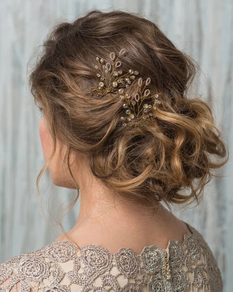 Retrato Mujer Bonita Con Hermoso Peinado Decorado Con Oro Accesorio — Foto de Stock