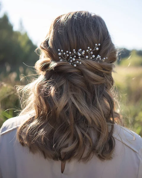 Achterzijde Uitzicht Mooie Vrouw Met Het Kapsel Dragen Parel Haartoebehoren — Stockfoto