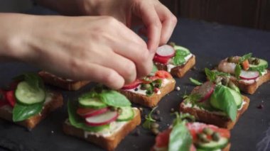 Sebzeli kanepe sandviç hazırlık Şef