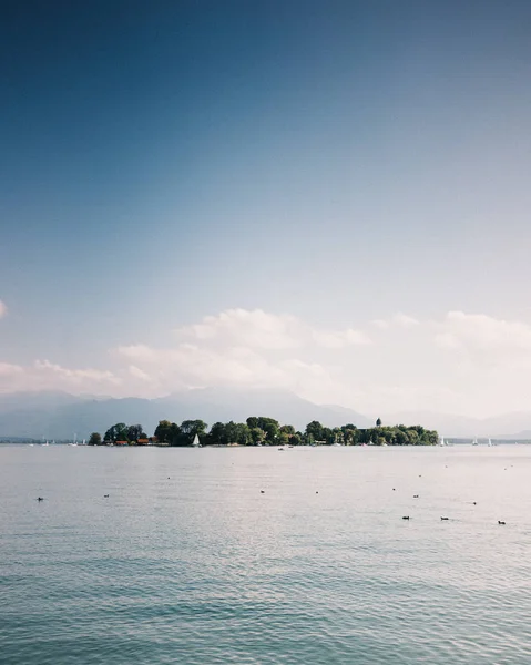 Pulau di danau biru Chiemsee melawan pegunungan yang spektakuler — Stok Foto