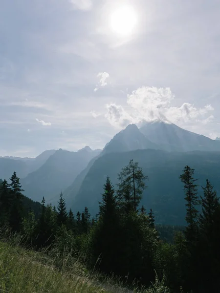 Schöne Aussicht auf das Gebirge an den bayerischen Alpen — Stockfoto