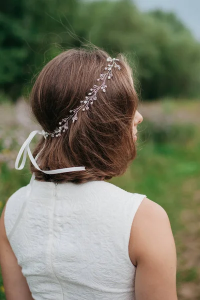 Novia con peinado simple decorado con accesorio para el cabello — Foto de Stock